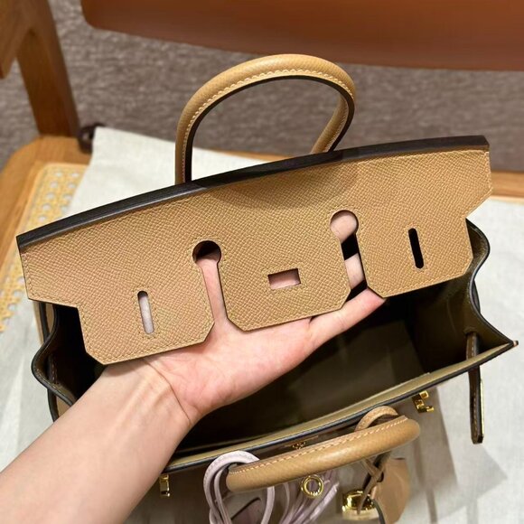 Classic Hermes Bag: A Stylish and Versatile Choice for Elegance - Picture 5 of 6